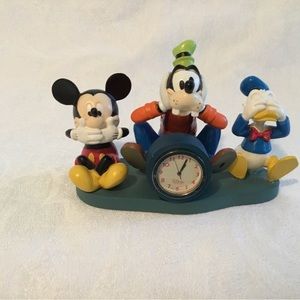 Vintage Disney Quartz clock. Mickey Mouse, Goofy, and Donald.
